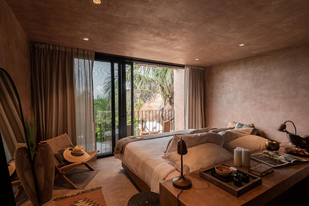 Habitación con cama grande y balcón